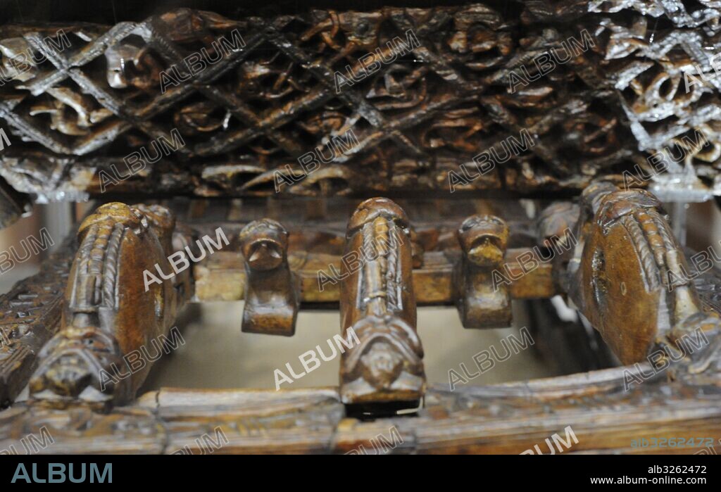 Detalle de un trineo que formaba parte del ajuar funerario de un barco vikingo. Madera. Museo de Barcos Vikingos. Oslo. Noruega.