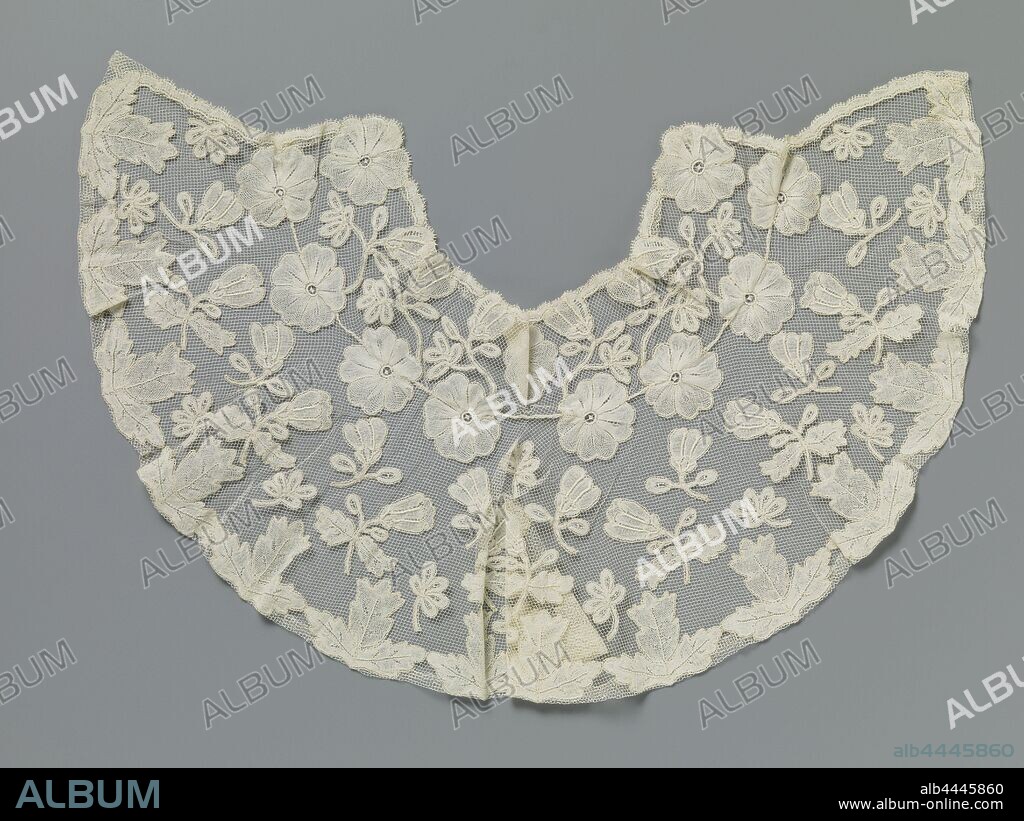 Guimpe from application side with large flower buds, Guimpe from natural colored application side, mixed lace - duchesse lace - appliqué on machine tulle. A standing border is sewn to a circle-shaped part of tulle on which loose ornament parts of lace, consisting of twigs with flower buds, are appliqued. Outer edge of oak leaves, on the seam of the border an edge of large 'dune roses'., anonymous, Netherlands, c. 1910, l 40 cm × w 6 cm l 35 cm × w 11 cm × c 98 cm d 36 cm.