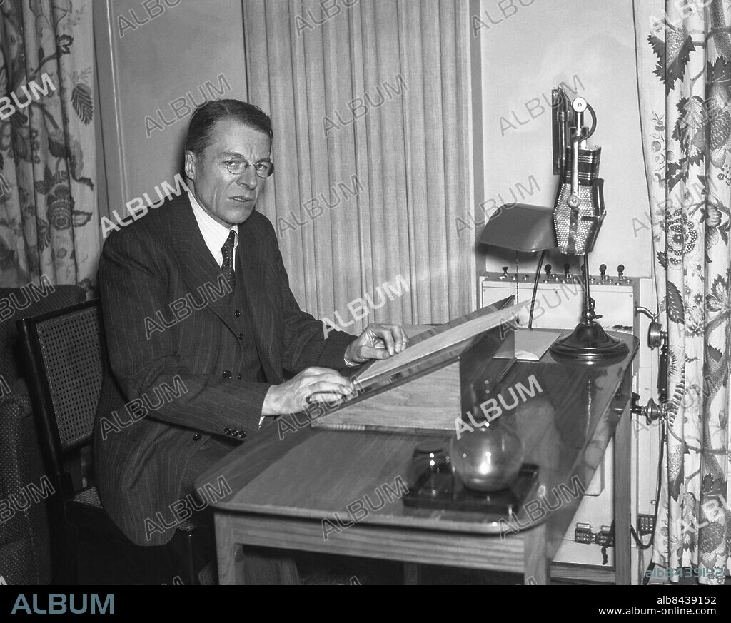 STOCKHOLM 1939-01-01. Christian Günther, icke partiansluten utrikesminister. Här under en radiosändning. Foto: TT Historical / Kod 1902.