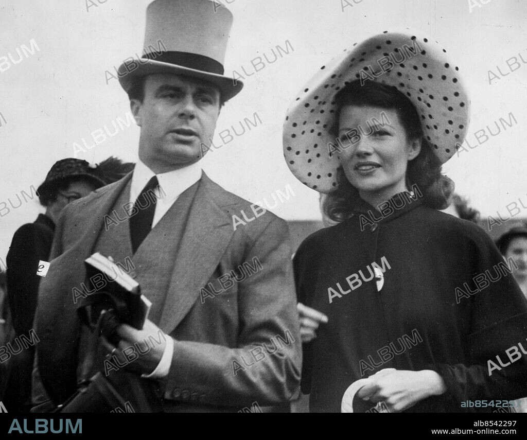 ARKIV 1949 - Aly Khan med hustrun filmstjärnan Rita Hayworth på galopptävlingar i England. Foto: SVT / Kod: 5600.