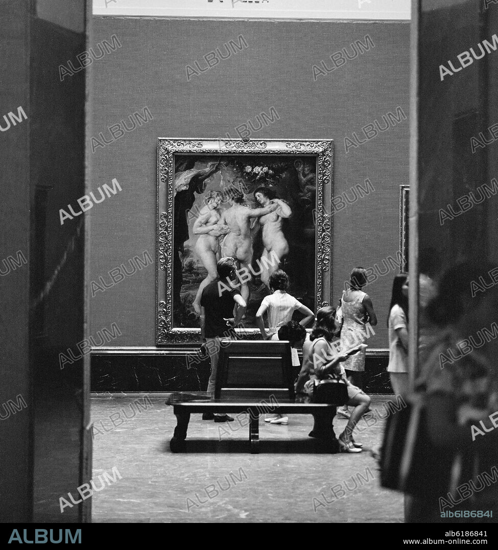 PEDRO PABLO RUBENS (1577-1640). LAS TRES GRACIAS - PINTADO HACIA 1635 - O/L - 221x181 - NP 1670 - BARROCO FLAMENCO - FOTOGRAFIA EN BLANCO Y NEGRO - AÑOS 60.