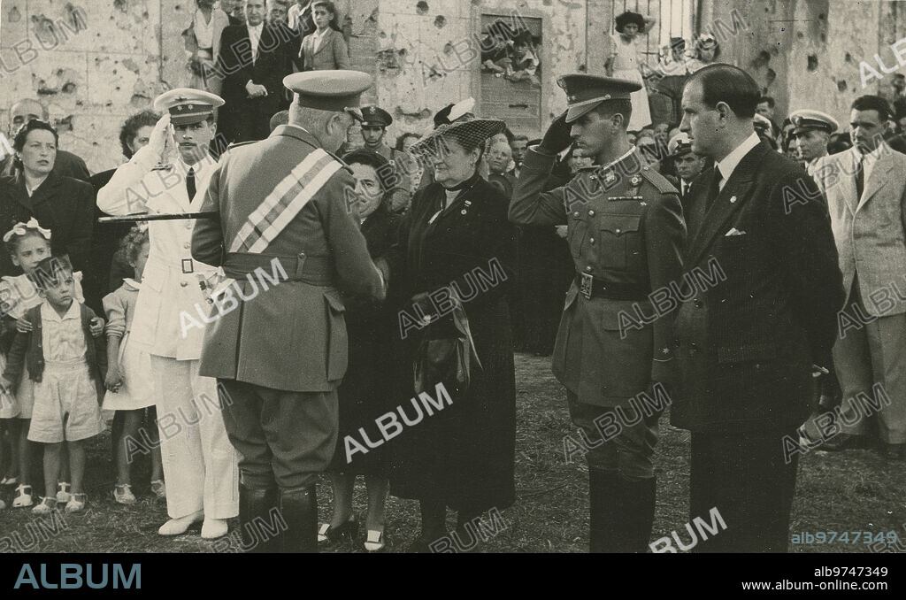 Gijón, agosto de 1946. Guerra Civil Española. El general José María Fernández-Ladreda, quien presidió, en representación del Caudillo, los solmenes actos celebrados en las ruinas del cuartel de Simancas, con motivo del traslado de los restos mortales de sus heróicos defensores en las ruinas del cuartel, saluda a la viuda y los hijos del coronel caido Don Antonio Pinilla Barceló.