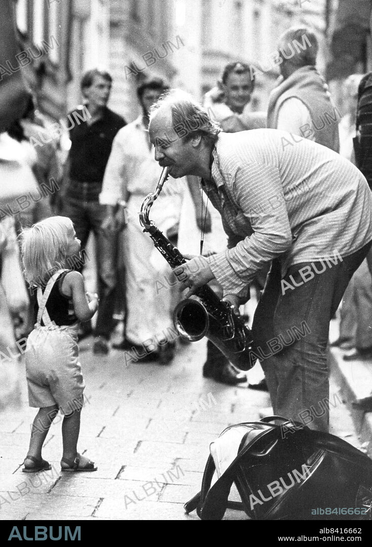 Stockholm 1983-08-14. Gatumusikant. Alla är inte music lovers.. -På ett sätt förstår jag att folk som bor på Västerlånggatan klagar. Å andra sidan måste de inse att de bor i ett reservat, Stockholms självklara nöjescentrum.. Foto: Karl Melander / DN / TT / Kod: 89. ** SvD OUT **.