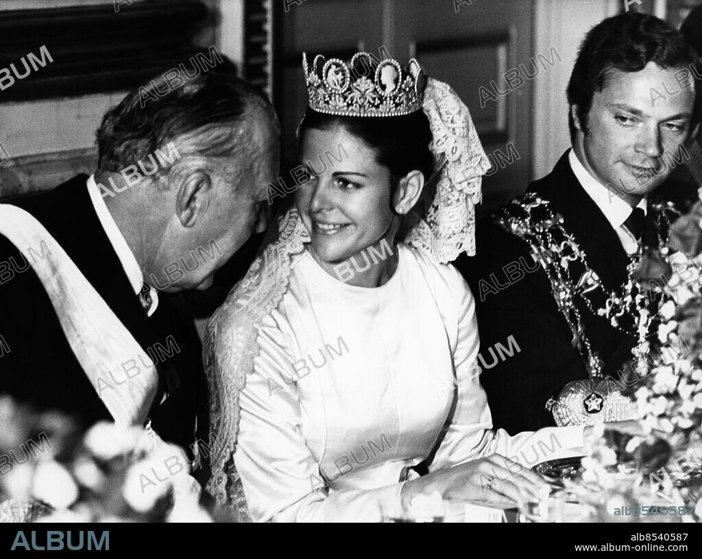 STOCKHOLM 19760619 . Kung Carl XVI Gustaf gifter sig med Silvia Sommerlath. På bilden talar drottning Silvia med prins Bertil under bröllopslunchen.. ********. King Carl Gustaf of Sweden and Queen Silvia (then Miss Silvia Renate Sommerlath) on their wedding day June 19, 1976. In the picture Queen Silvia is talking to the King's uncle Prince Bertil during the wedding lunch.. Foto PrB / SCANPIX Code 190.