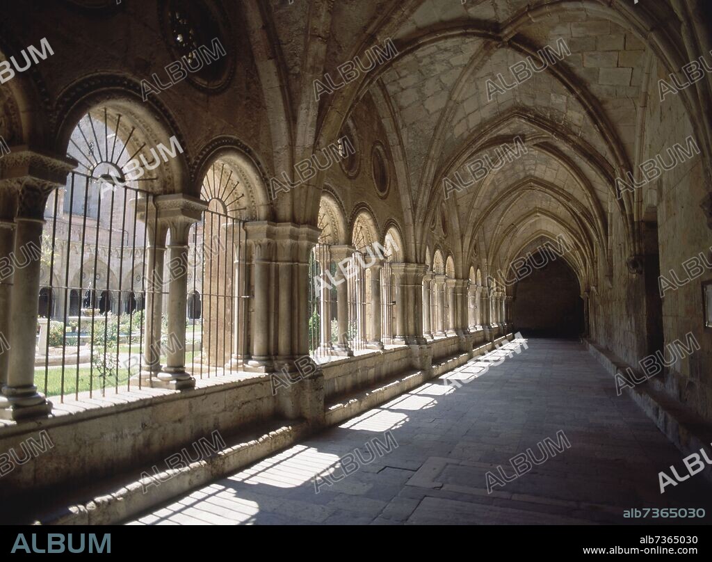 CLAUSTRO ROMANICO GOTICO S XII-XIII-GALERIA-ARCO DE MEDIO PUNTO-BOVEDA OJIVAL.