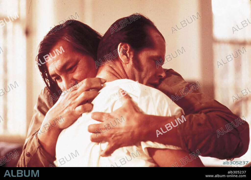 JACK NICHOLSON y WILL SAMPSON en ALGUIEN VOLÓ SOBRE EL NIDO DEL CUCO, 1975 (ONE FLEW OVER THE CUCKOO'S NEST), dirigida por MILOS FORMAN. Copyright UNITED ARTISTS.