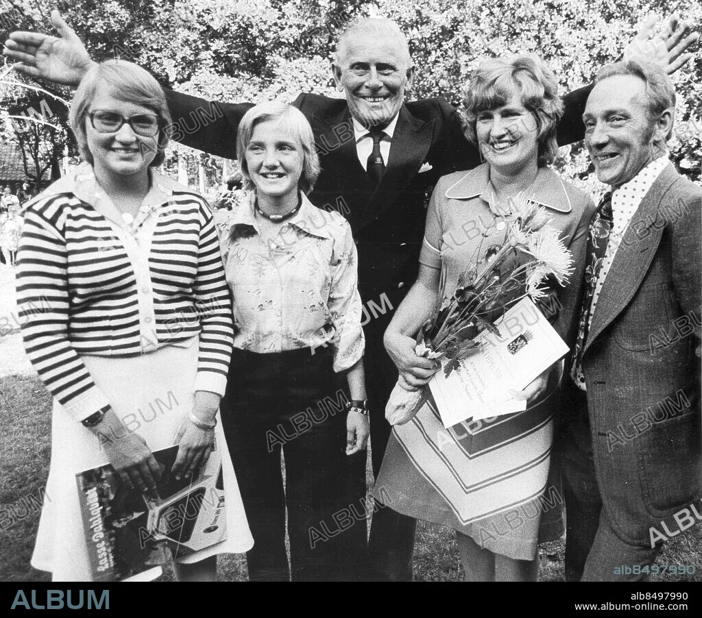 ESSUNGA 1975-08-03.. Lasse Dahlquist korade vid den traditionella västgötaträffen i Essuna hembygdspark årets västgötafamilj - Lennart och Gunvor Persson med döttrarna Marina 15 och Susanna 13 från Storegården, Häggesled, mellan Vara och Lidköping *** Local Caption *** GP Foto: Jan Peter / Kamerareportage / TT / Kod: 2524.