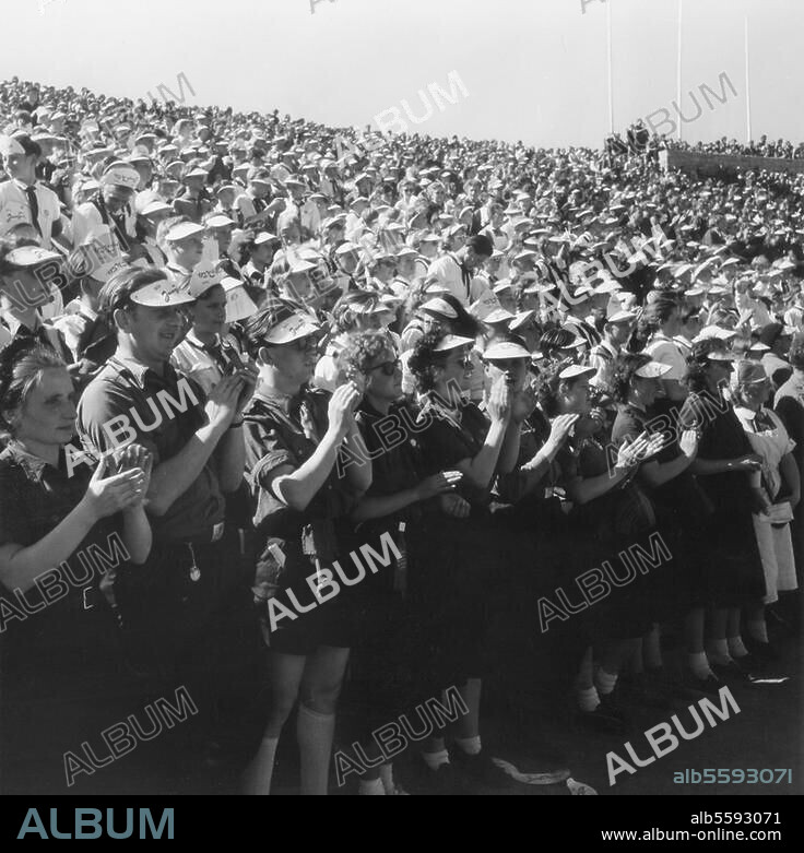 Berlin, 6. Mai 1954. Pfingsttreffen der FDJ (Freie Deutsche Jugend) in Ost-Berlin. Festveranstaltung im Walter-Ulbricht-Stadion (Stadion der Weltjugend). Foto.