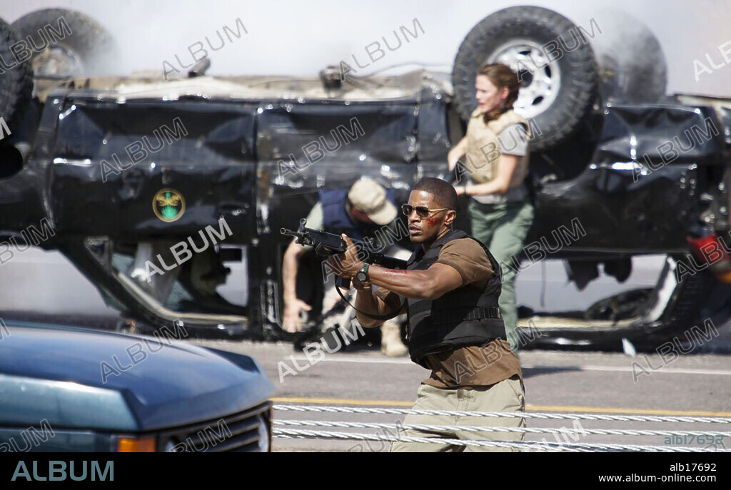 JAMIE FOXX and JENNIFER GARNER in THE KINGDOM, 2007, directed by PETER BERG. Copyright UNIVERSAL PICTURES/FORWARD PASS/FILM 44/RELATIVITY MEDIA/ / CONNOR, FRANK.