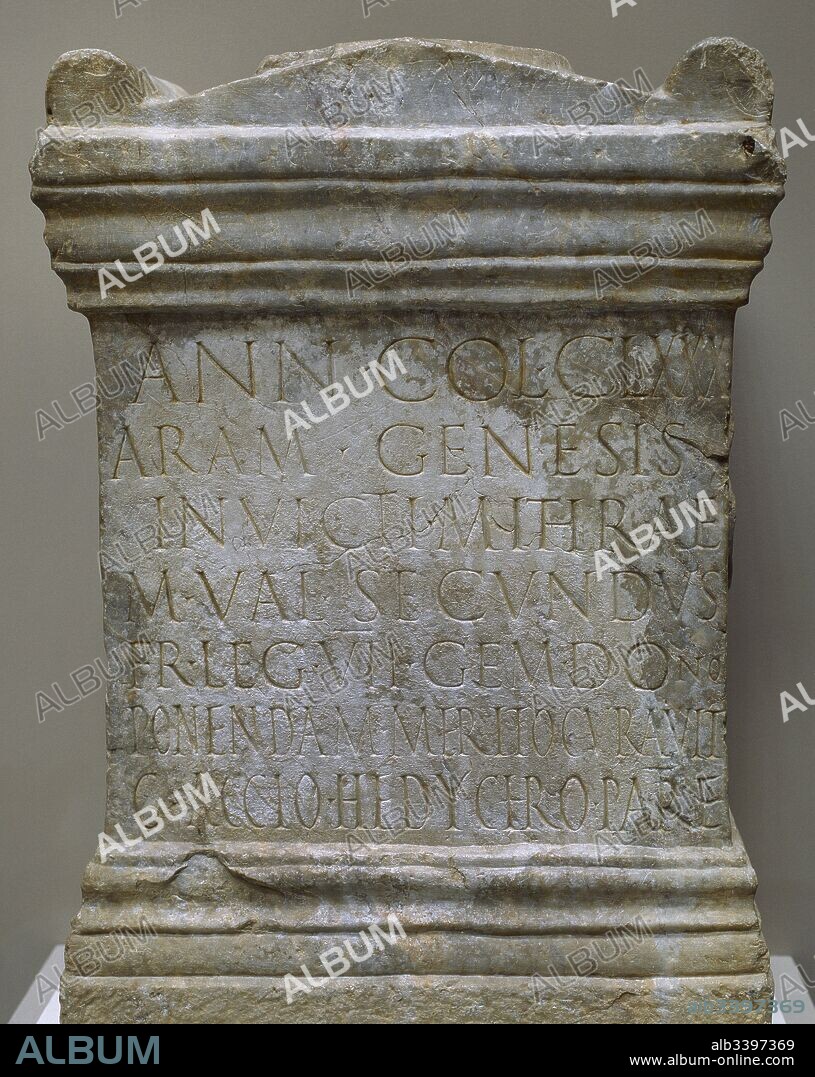 Altar con inscripción dedicada al dios Mitra. Ara de mármol. 66 x 47 x 25 cm. Fechado en el siglo II d. C. Museo Nacional de Arte Romano. Mérida. Provincia de Badajoz. Extremadura. España.