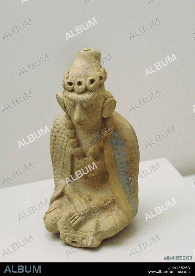 Figura humana sedente (silbato). Cerámica pintada. Cultura Maya. Estilo Jaína. Período Clásico Tardío (600-900 d. C.). Mesoamérica. Area Maya. Museo de América. Madrid. España.