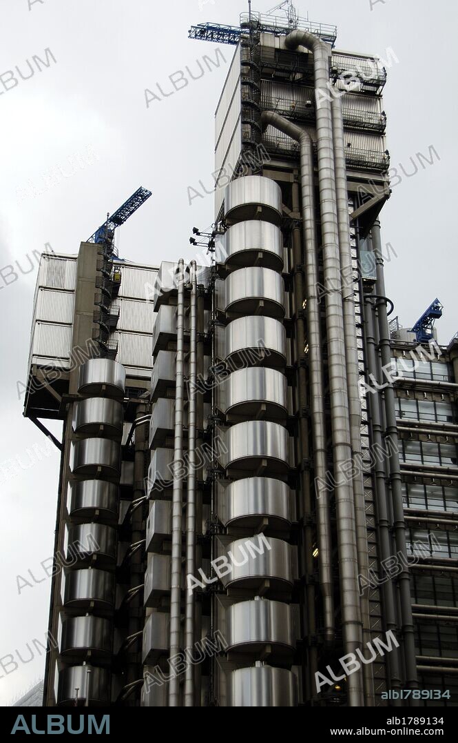 ARTE SIGLO XX. REINO UNIDO. EDIFICIO LLOYDS (Lloyds building),1979-1984. Obra del arquitecto británico Richard ROGERS (Florencia,1933). Se encuentra en la"City", centro financiero de la capital Detalle exterior. Londres. Inglaterra.