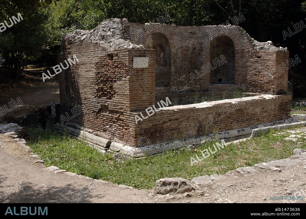 ARTE ROMANO. REPUBLICA DE ALBANIA. FUENTE dedicada a las NINFAS. S. II. BUTRINTO.