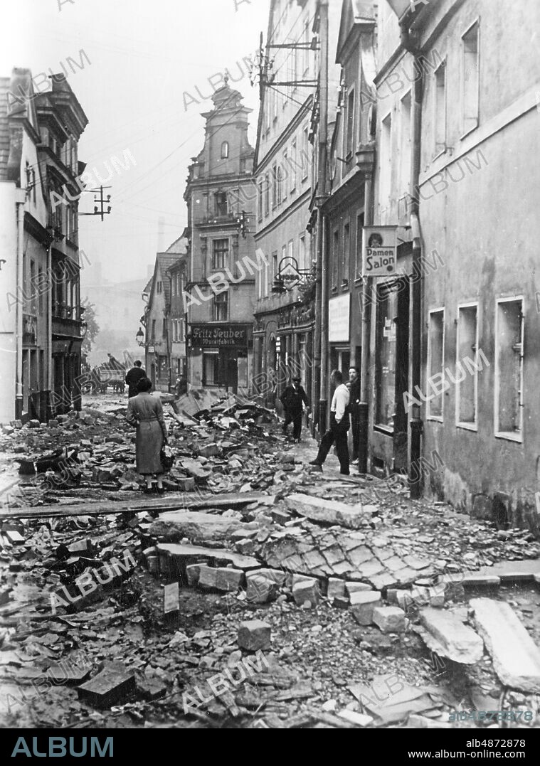GERMANY GLATZ 1938-09-05 FLOOD OVER SCHLESIEN. The flood disaster, which hit far-reaching parts of Silesia on the weekend, has left a horrific mess. U.B.z. a street torn in flood by Glatz. Photo: Scherl Bilderdienst / AB Text & Bilder / SVT / Code: 5600 Folder: German floods in Silesia 1923 B Glatz - current Klodzko in Poland sites: GERMANY; SCHLESIA; GLATZ.