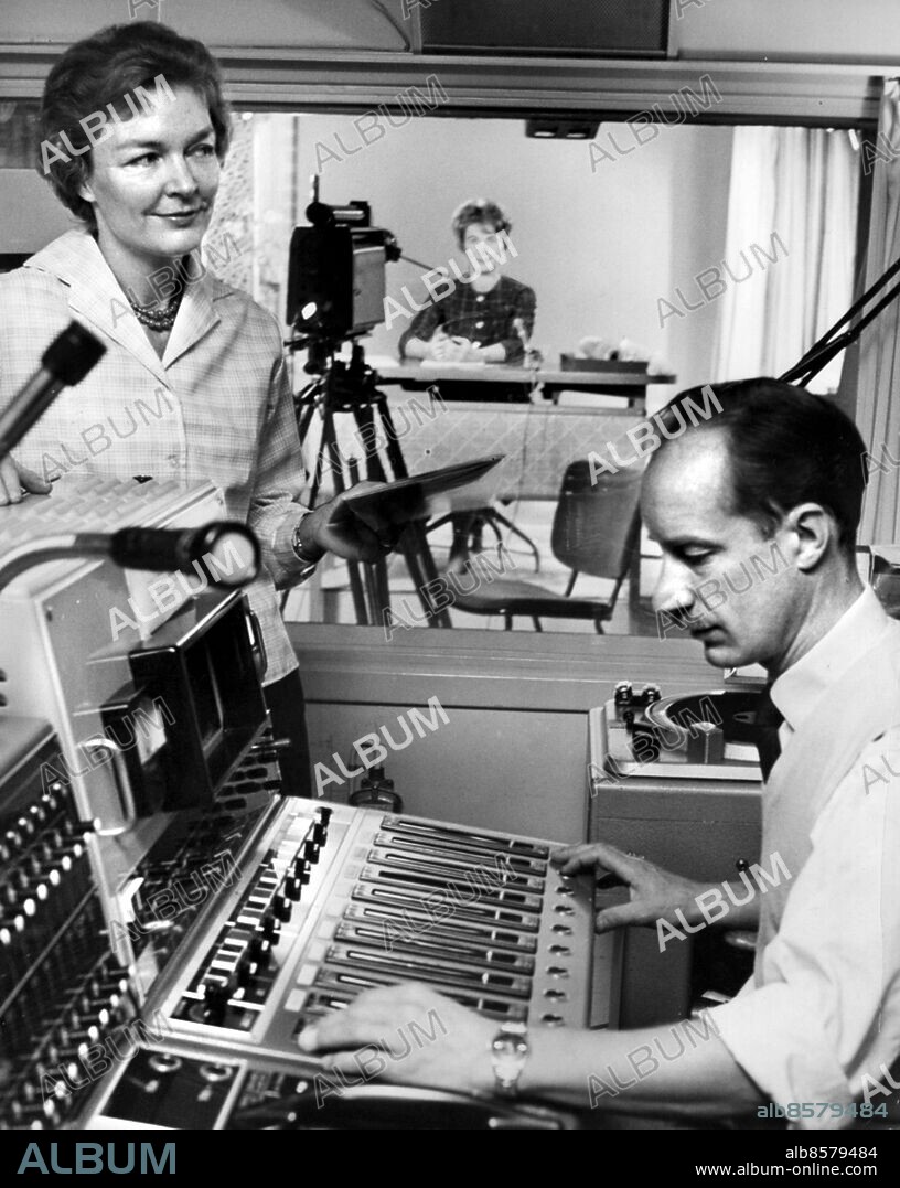 STOCKHOLM 1960.. Jeanette von Heidenstam var en av de första kvinnorna på Aktuellt. Här med producent IIgars Linde.. Foto: Bertil Stilling Code: 40. COPYRIGHT PRESSENS BILD.