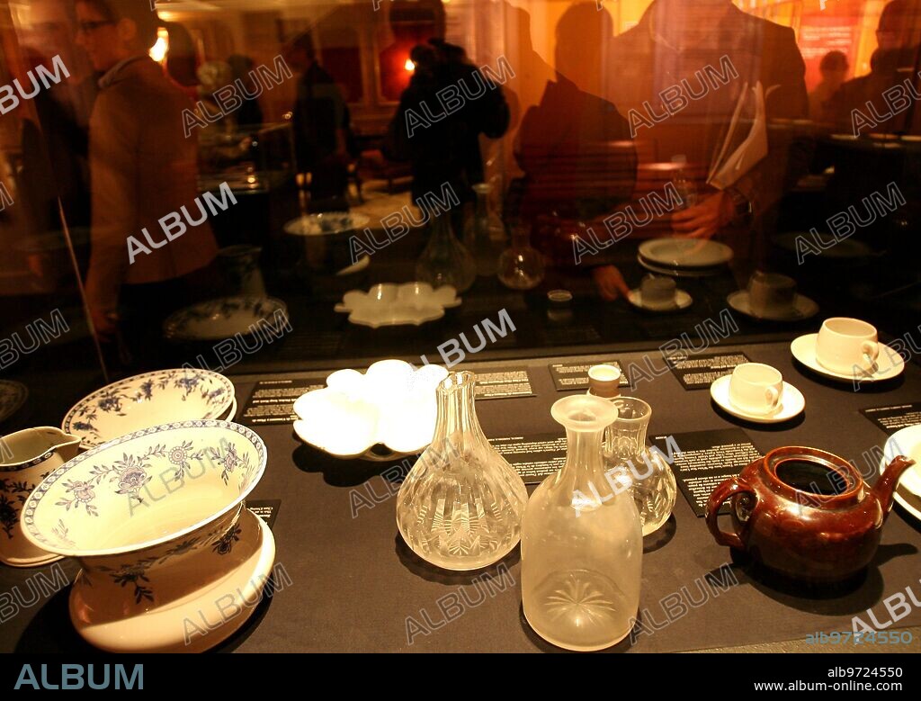 MADRID. 19 de Noviembre de 2008. Vista de algunos de los 230 objetos rescatados del "Titanic" y seleccionados por una empresa norteamericana que se exhiben por primera vez en España en una exposición que pretende ofrecer a sus visitantes un viaje por la tragedia y las historias de los pasajeros del célebre barco hundido en 1912. En la foto parte del menaje del pecio.
Foto: Ernesto Agudo. Archdc.
