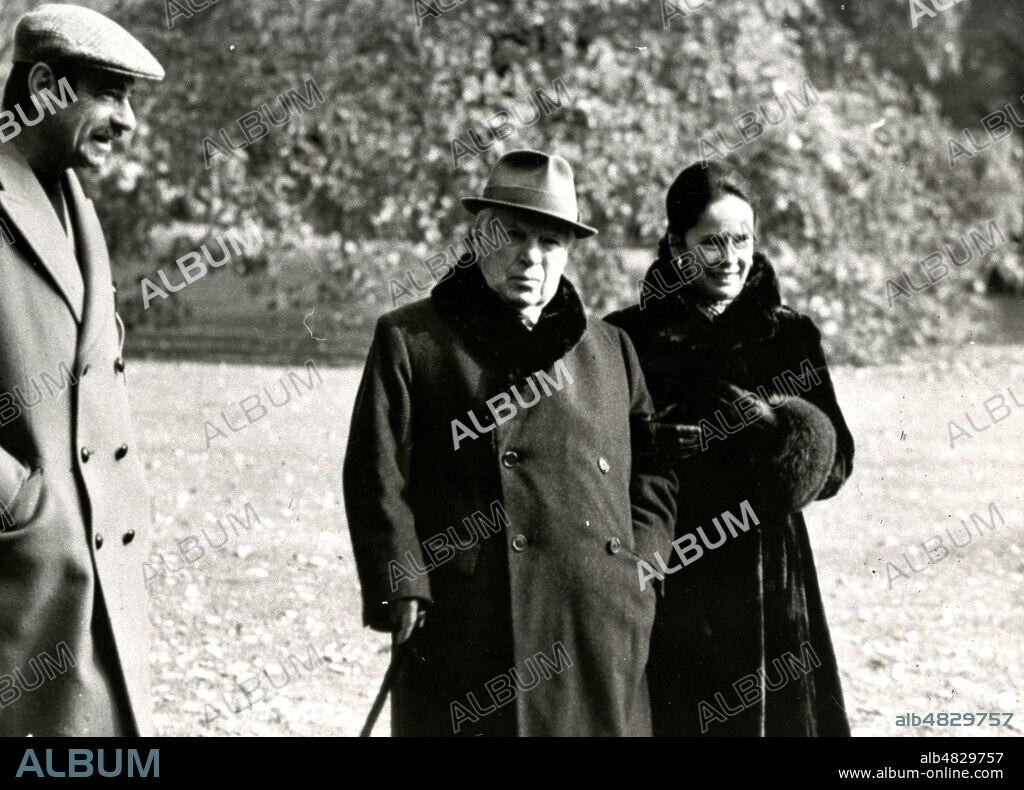Charlie CHAPLIN (1889-1977) et son epouse Oona O'Neil (1925-1991). Photographie annees 70. Credit : Collection KHARBINE-TAPABOR.