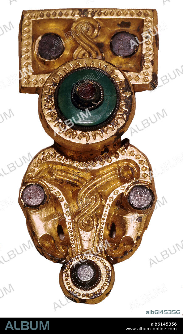 FIBULA EN BRONCE CON INCRUSTACIONES DE PIEDRAS PRECIOSAS.