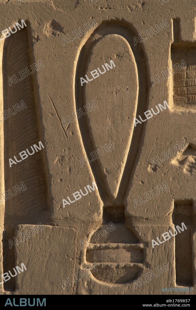 ARTE EGIPCIO. EGIPTO. Amuleto en forma de nudo o anillo llamado sa. Su redondez es símbolo de eternidad, al no tener ni principio ni fin. Signo jeroglifico en una pared del TEMPLO DE KARNAK. Noroeste de Luxor. Egipto. Imperio Nuevo.