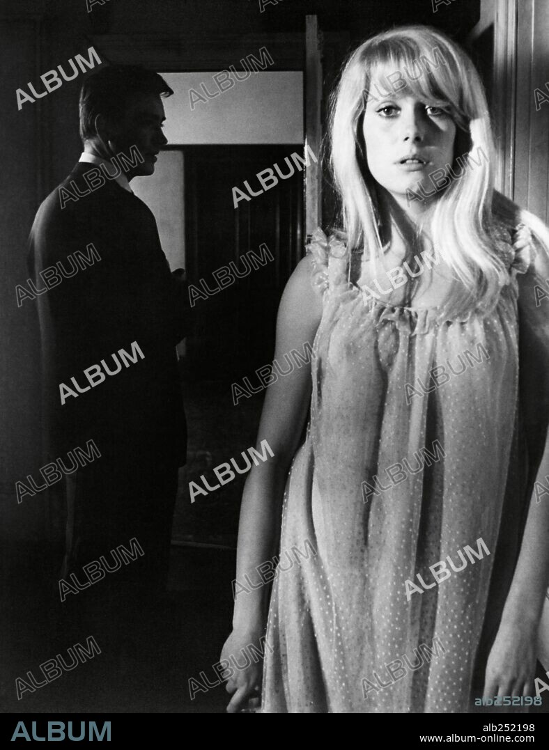 CATHERINE DENEUVE y JOHN FRASER en REPULSION, 1965, dirigida por ROMAN POLANSKI. Copyright COMPTON-TEKLI/ROYAL.