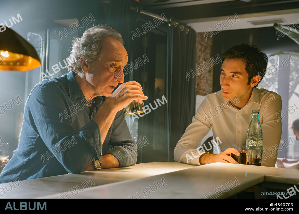 GONZALO DE CASTRO en LA MALDICIÓN DEL GUAPO, 2020, dirigida por BEDA DOCAMPO FEIJOO. Copyright Arcadia Motion Pictures/ Cados Producciones/ Dammed Bello.