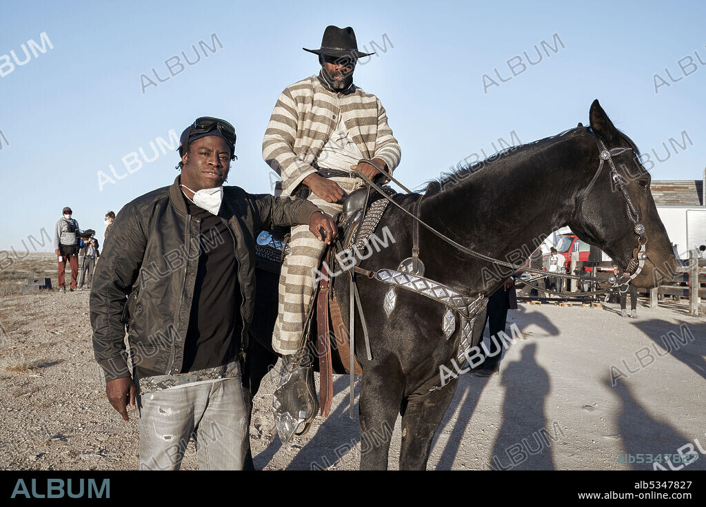 IDRIS ELBA y JEYMES SAMUEL en MÁS DURA SERÁ LA CAÍDA, 2021 (THE HARDER THEY FALL), dirigida por JEYMES SAMUEL. Copyright Netflix / Overbrook Entertainment.