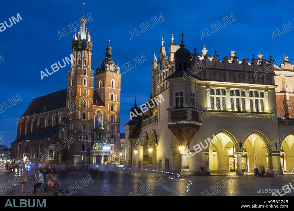 lonja de los Paños o Sukiennice edificio renacentista y basilica gotica de Santa Maria, Rynek Gówny , plaza del mercado, Cracovia , voivodato de Pequeña Polonia,Polonia, eastern europe.