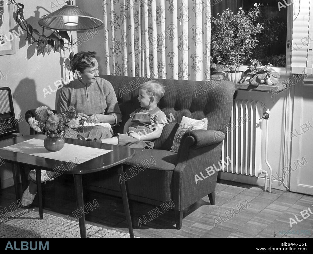 ARKIV 1956 - Samtal mellan mor och son i finsoffan. Foto: Arne Schweitz Kod: 1049 COPYRIGHT SCANPIX SWEDEN.