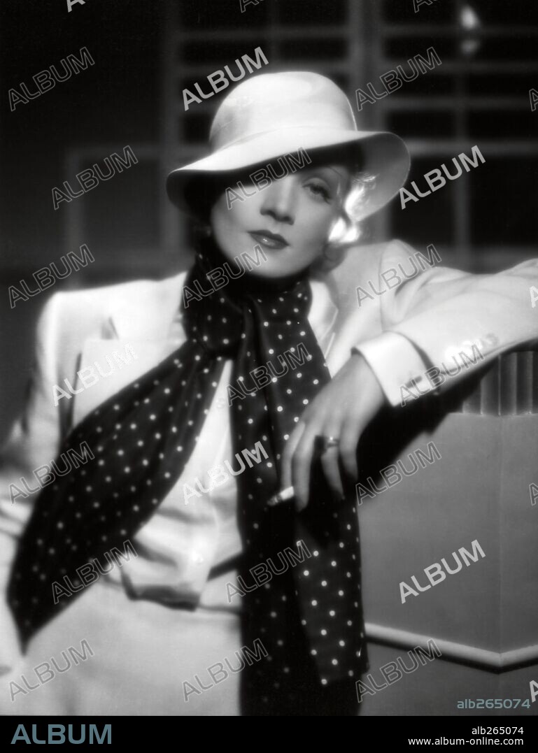MARLENE DIETRICH in THE DEVIL IS A WOMAN, 1935, directed by JOSEF VON STERNBERG. Copyright PARAMOUNT PICTURES / WALLING, WILLIAM.