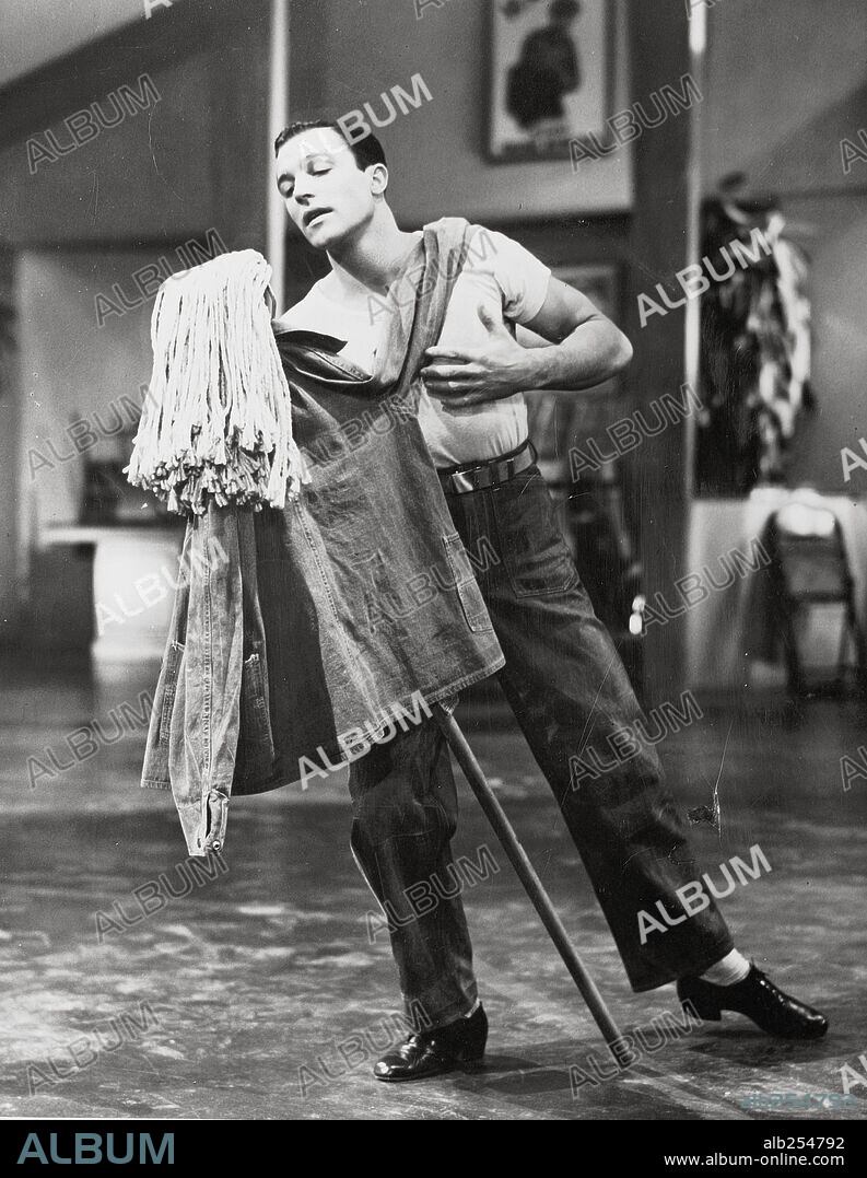 GENE KELLY in THOUSANDS CHEER, 1943, directed by GEORGE SIDNEY. Copyright METRO GOLDWYN MAYER.