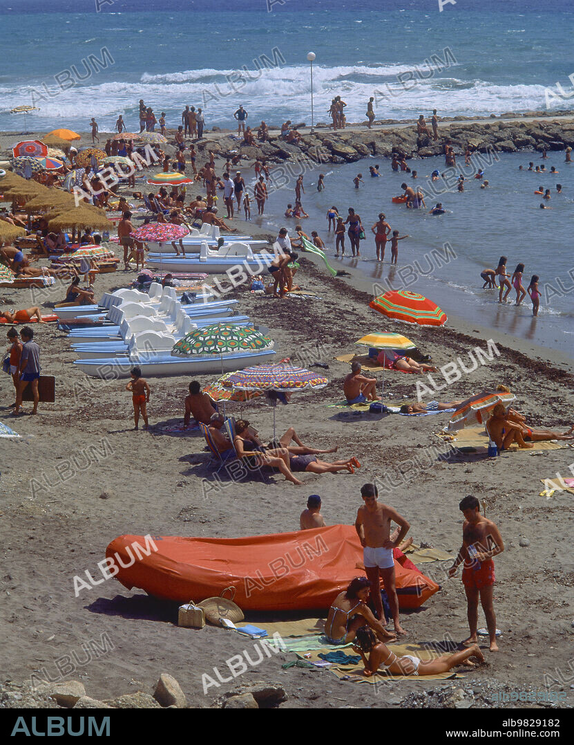 PLAYA LLENA DE GENTE.