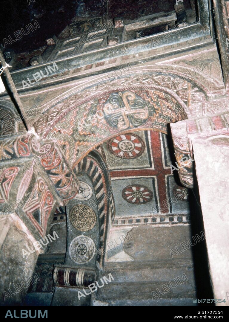 ARTE MEDIEVAL. ETIOPIA. CONJUNTO MONUMENTAL DE LALIBELA. Con iglesias monolitas excavadas en la roca. Construidas durante el reinado del Emperador LALIBELA (1182-1220) con ayuda de cristianos coptos que huían del islam. Vista del interior de la"BET MYRIAM" (IGLESIA DE MARIA), decorada con frescos de influencia copta egipcia y bizantina. Distrito de Lasta. Norte del país. AFRICA.