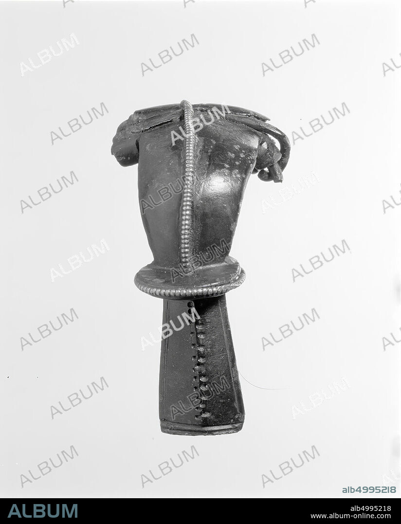 Germanic hair-cutting fibula. The fibula is made of bronze, on the front part runs a silver pearl edge in the middle, on the rear part a series of pits. Front and back are separated by a sickle-shaped, upright disc made of bronze. The top is decorated with a silver pearl border. The fibula has a spiral with 12 windings, which is broken on one of the outer sides. Part of the needle is missing. Furthermore, the piece is cool., Fibula, haircut fibula, metal, bronze, silver, 4,8 x 2,5 cm, roman 1-200, Netherlands, Limburg, Simpelveld, Bocholtz, Vlengendaal.