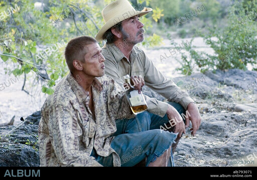 BARRY PEPPER et TOMMY LEE JONES dans THE THREE BURIALS OF MELQUIADES ESTRADA, 2005, réalisé par TOMMY LEE JONES. Copyright SONY PICTURES CLASSICS.