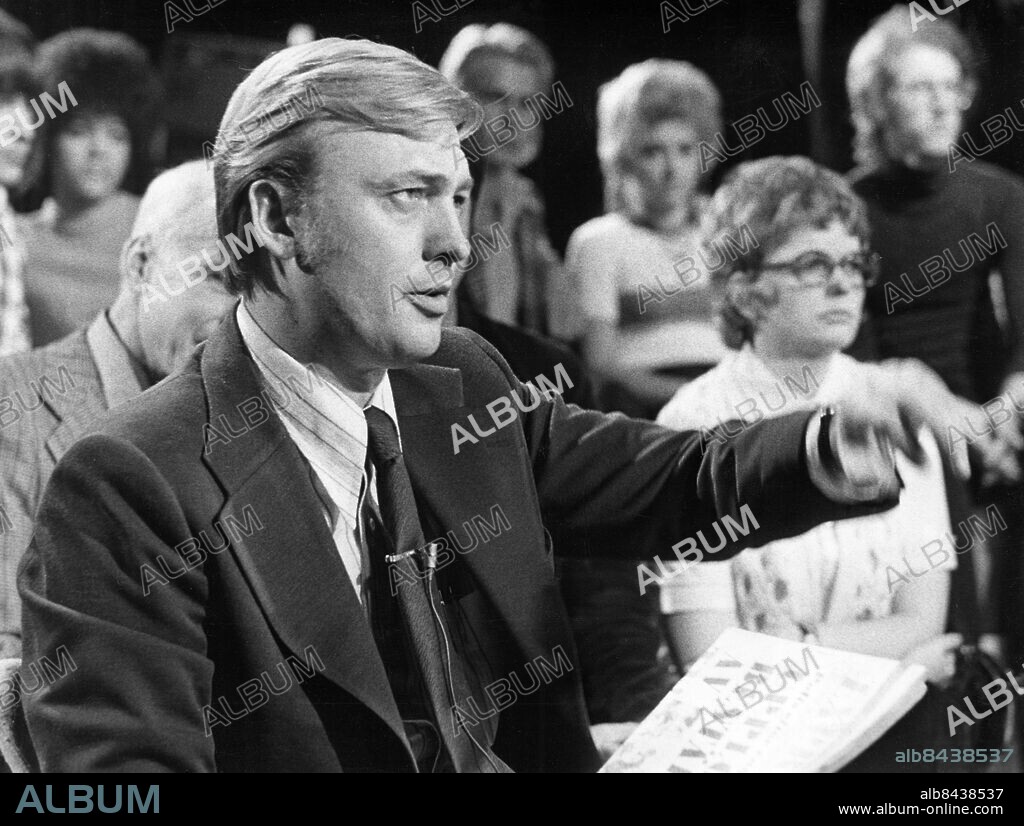 STOCKHOLM 1972-02-29. Journalisten Bo Holmström leder Kvälsöppet för första gången. Lugn, sansad och jättebra lyder betyget efteråt.. Foto: Bert Mattsson / TT / Kod: 1004.