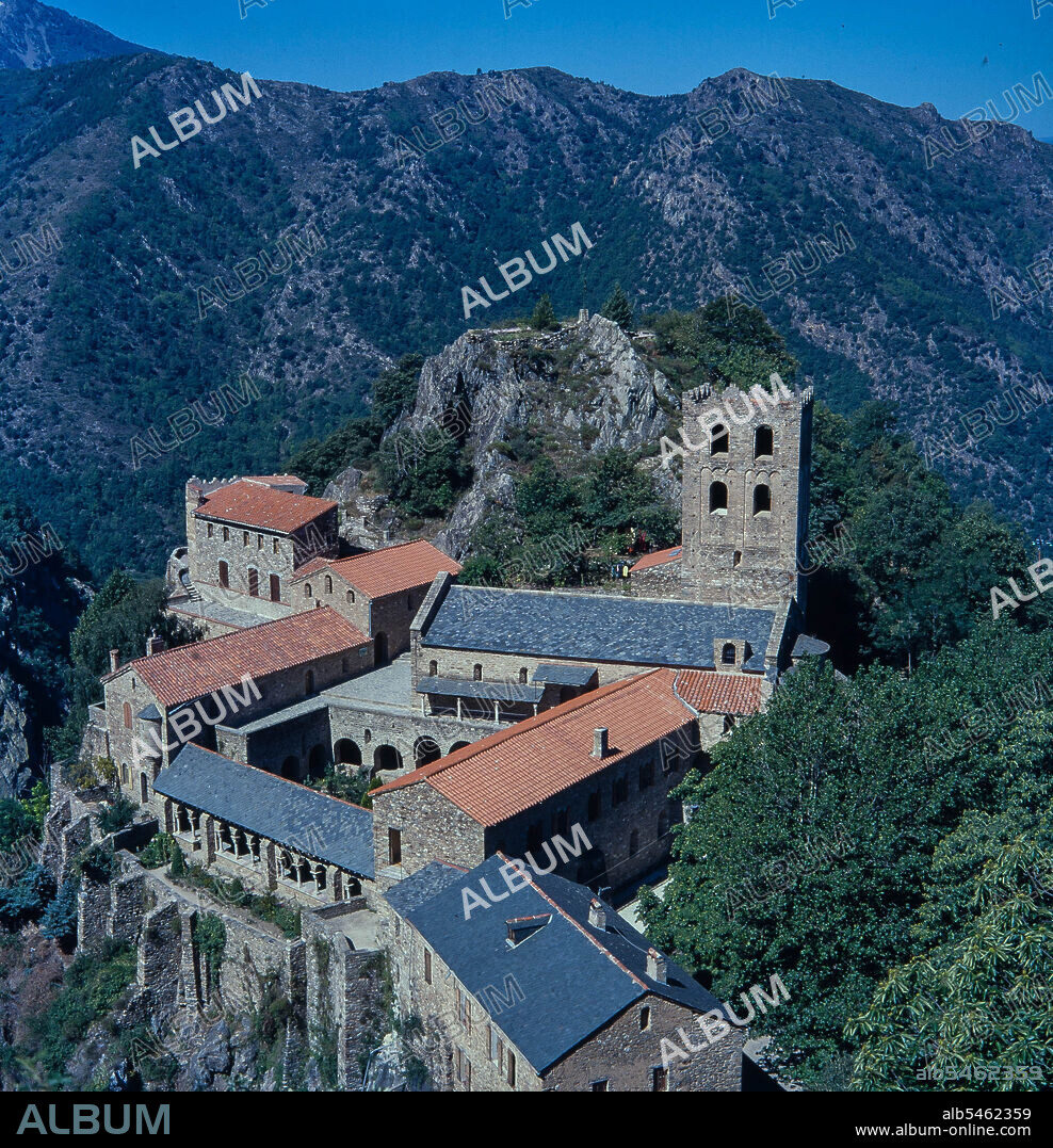 Abadía de Sant Martí del Canigó, situada en Francia, en lo alto de la villa de Casteil. Siglos XI-XII.