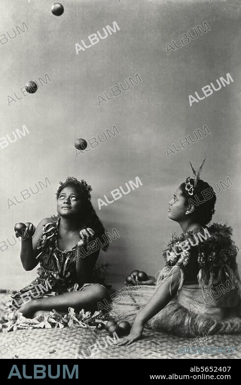 Völkerkunde:. Ozeanien / Tonga-Inseln (Freundschaftsinseln). Junge Polynesierinnen beim Jonglieren. Photographie, um 1895 (Dufty Photographers, Tonga S.S.). Handschriftl. bez.: "Native Girl Juglers Tonga S.S.).