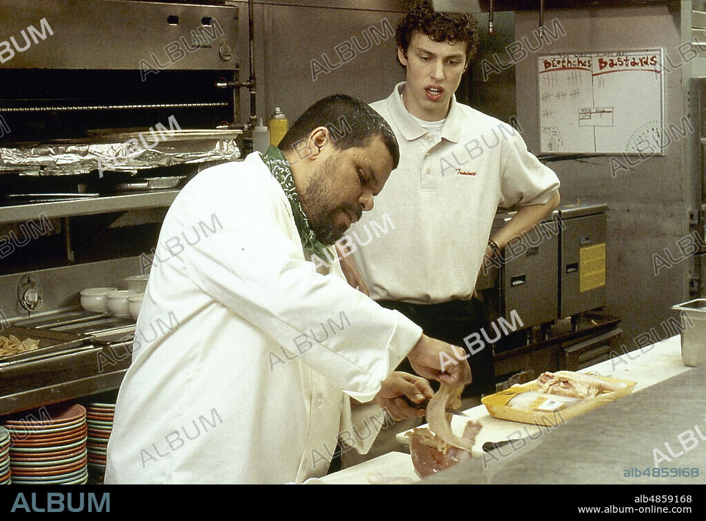 JOHN FRANCIS DALEY y LUIS GUZMAN en WAITING, 2005 (ATTENTE), dirigida por RASHID MASHARAWI. Copyright SILKROAD PRODUCTION/CINEMA PRODUCTION CENTER/ARTE FRANCE CIN.