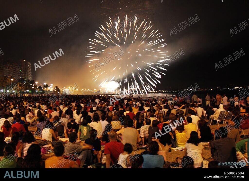 Alicante, junio de 2009. Fuegos artificiales en la playa. Hogueras de San Juan.