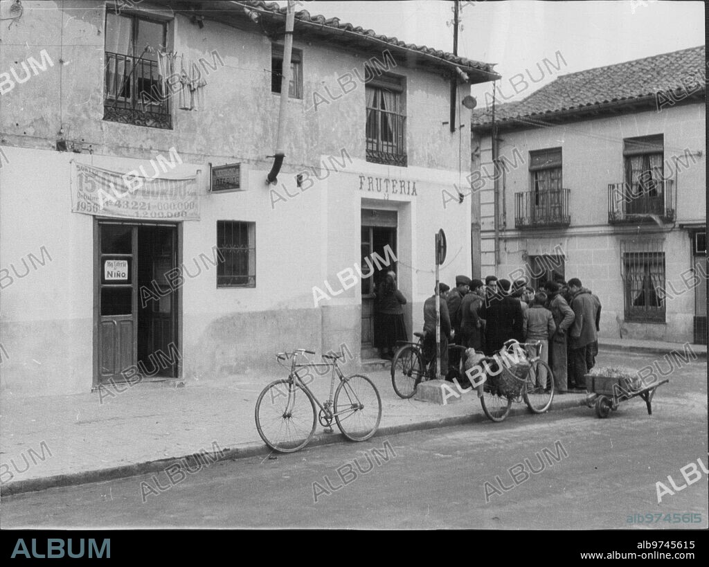 Getafe (Madrid), diciembre de 1957. Lotería de Navidad.  La gente acude en sus bicicletas a primera hora de la tarde a comprobar su suerte en el histórico premio.