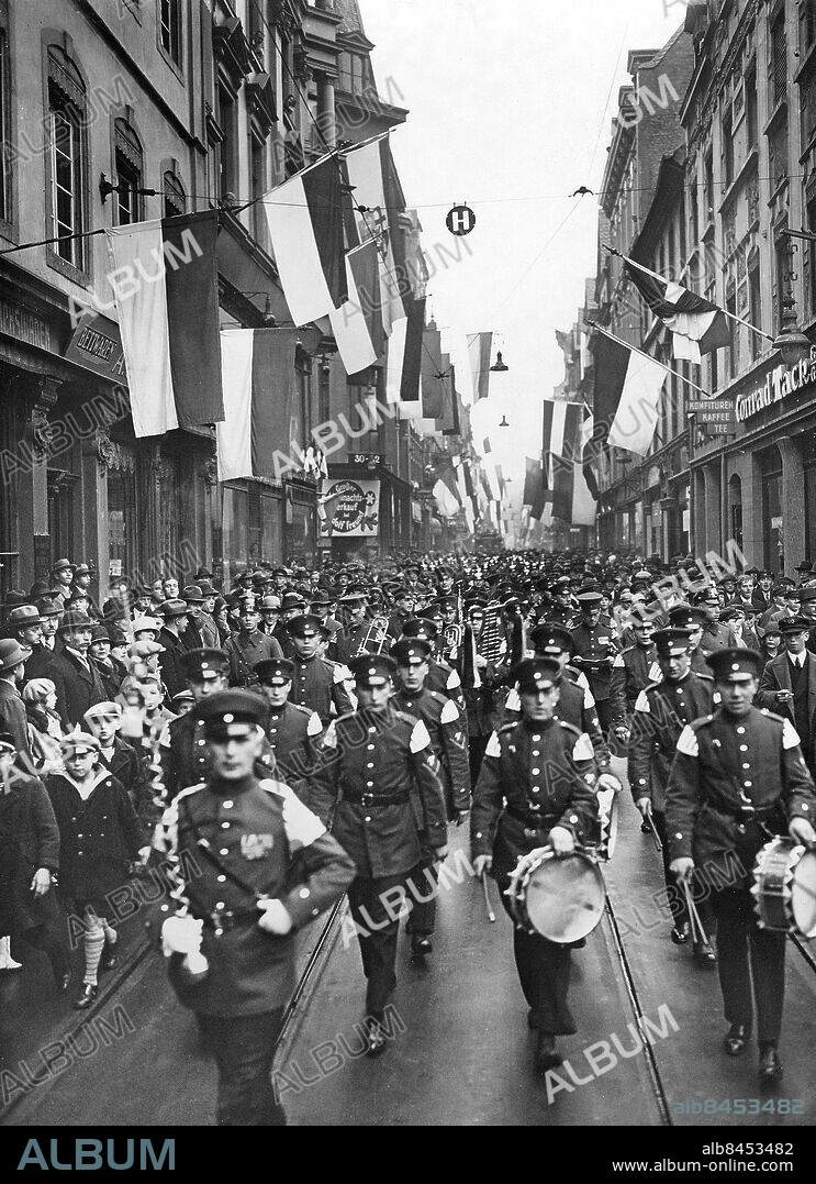 TYSKLAND KOBLENZ 1929. Orig. bildtext... DAS BEFREITE KOBLENZ im Flaggenschmuck. Foto: AB Text & Bilder / SVT / Kod: 5600 Mapp: Utrymningen av Rhenlandet hösten 1929 1779A Rhenlandet - historisk benämning på området vid mellersta Rhen. Efter första världskriget ockuperades området av segermakterna. Parader Trummor sites: KOBLENZ;TYSKLAND PhotoDate:1929-??-??.