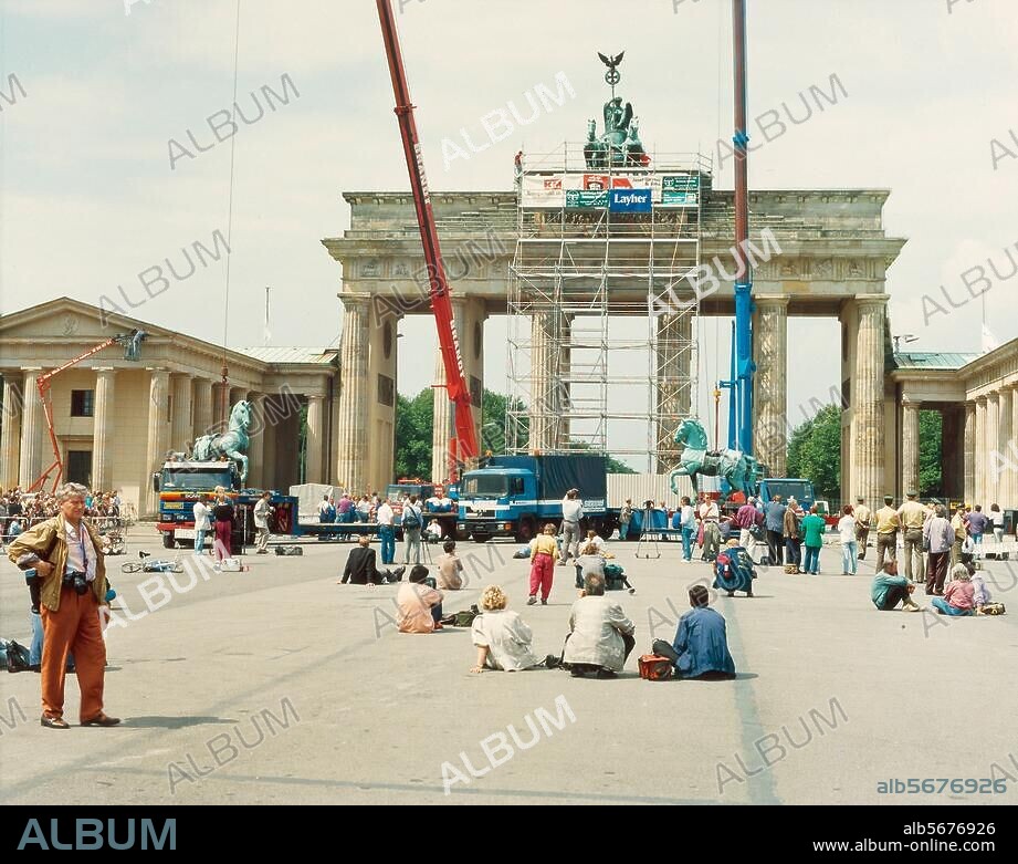 Berlin, Brandenburg Gate. (1788-91 build by C.G.Langhans, Quadriga 1793 by J.G. Schadow). Re-installing of the quadriga after restauration work 1990/91 on 16 July 1991. Photo (Thomas Gade).