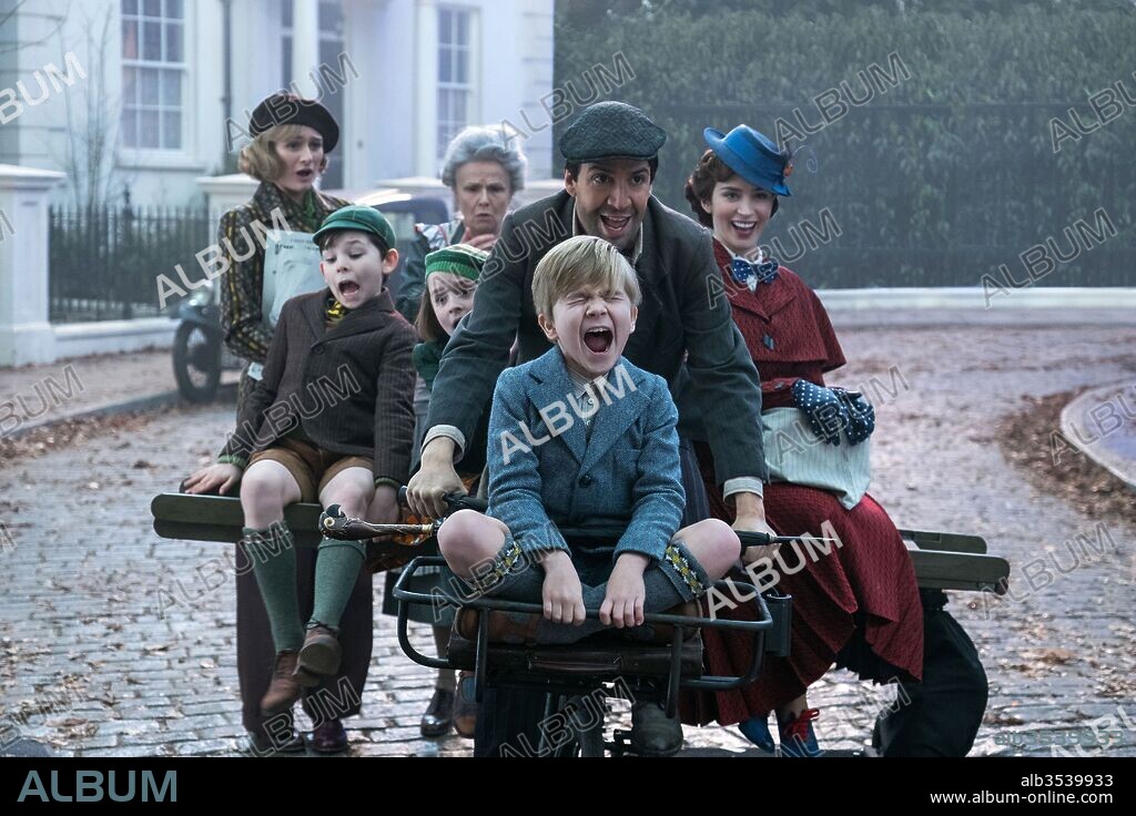 EMILY BLUNT, EMILY MORTIMER, JOEL DAWSON, JULIE WALTERS, LIN-MANUEL MIRANDA, NATHANAEL SALEH und PIXIE DAVIES in MARY POPPINS RETURNS, 2018, unter der Regie von ROB MARSHALL. Copyright LUCAMAR PRODUCTIONS/MARC PLATT PRODUCTIONS/WALT DISNEY.