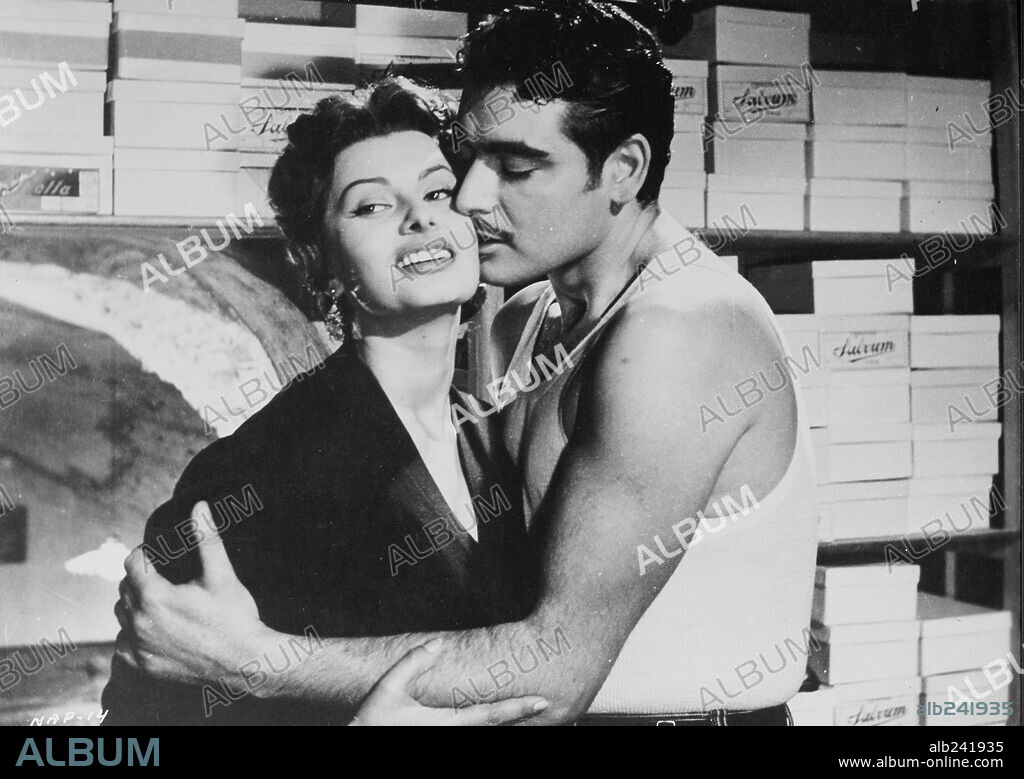 SOPHIA LOREN en EL ORO DE NÁPOLES, 1954 (L' ORO DI NAPOLI), dirigida por VITTORIO DE SICA. Copyright PARAMOUNT PICTURES.
