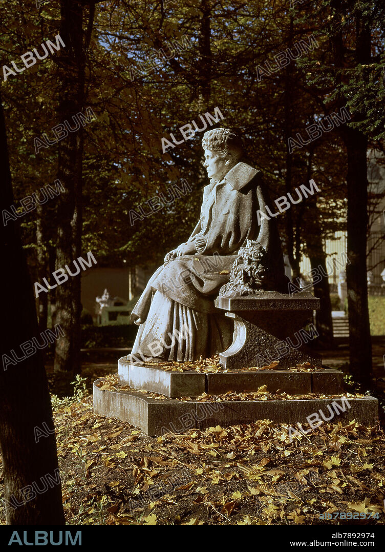 AUTOR LIBRE 01307. JARDINES-MONUMENTO A EMILIA PARDO BAZAN.