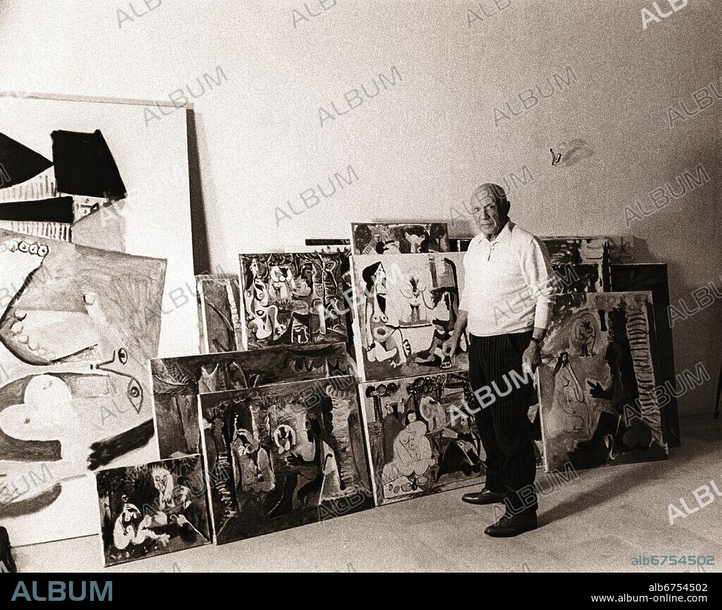 Pablo Picasso (1881-1973), peintre espagnol né à Malaga (Espagne). Dans son atelier à Mougins. Vers 1963. //. Pablo Picasso (1881-1973), Spanish painter born in Malaga (Spain). In his studio in Mougins (France). Ca. 1963.