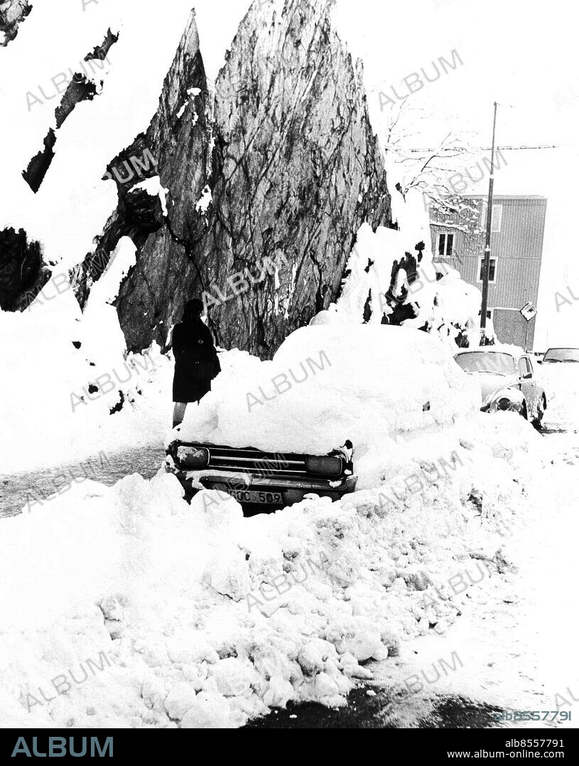 GÖTEBORG 1986-01-08. Det som göms i snö . *** Local Caption *** GP Foto: Jarl Ahlström / Kamerareportage / TT / Kod: 2524.