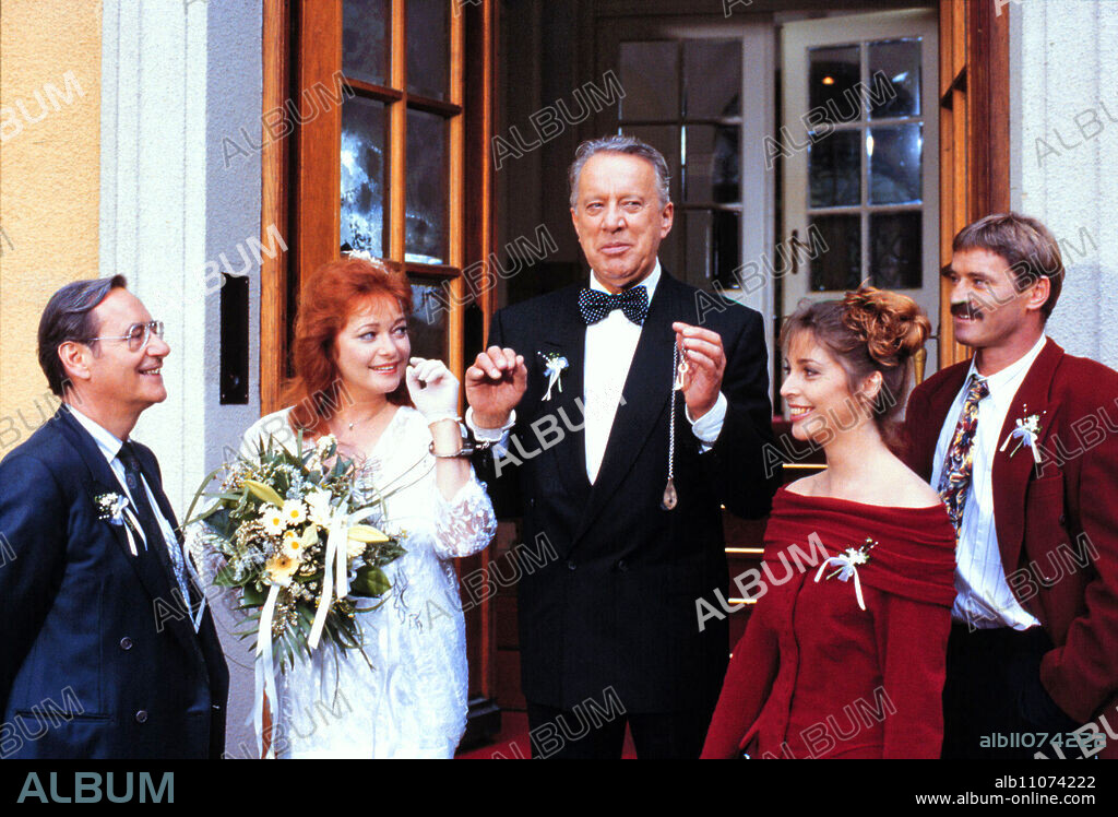 Soko 5113 - Soko Munich, ZDF TV crime series, 1993, episode: The wife of the racketeer king, scene: Sudmann marries Laura Sperling and leaves the SOKO team, WILFRIED KLAUS, HERLINDE LATZKO, HEINZ BAUMANN, OLIVIA PASCAL, HARTMUT SCHREIER.
