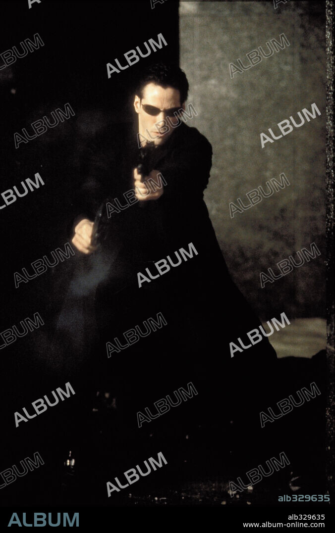 KEANU REEVES in THE MATRIX, 1999, directed by ANDY WACHOWSKI and LARRY WACHOWSKI. Copyright ROADSHOW FILM LIMITED / BOLAND, JASIN.