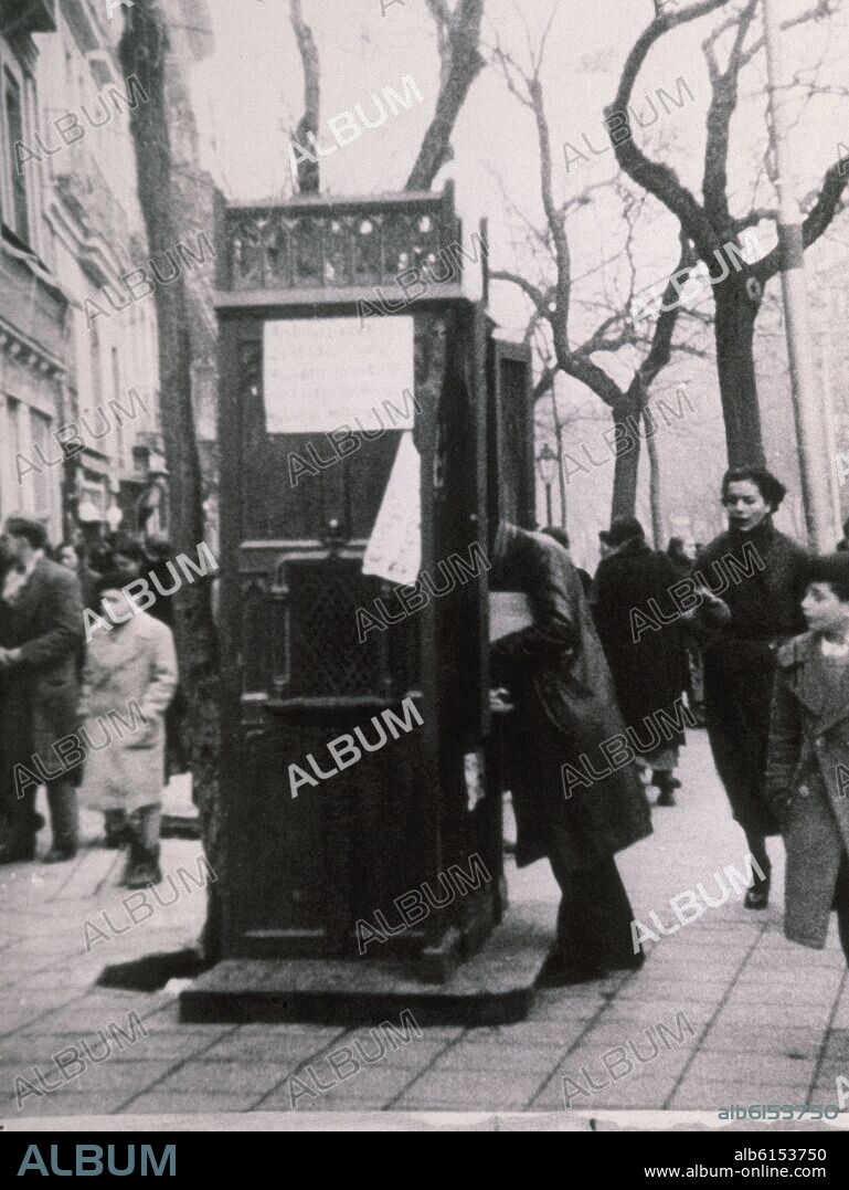 CONFESONARIO RECOGIENDO FONDOS PARA SOCORRO ROJO.